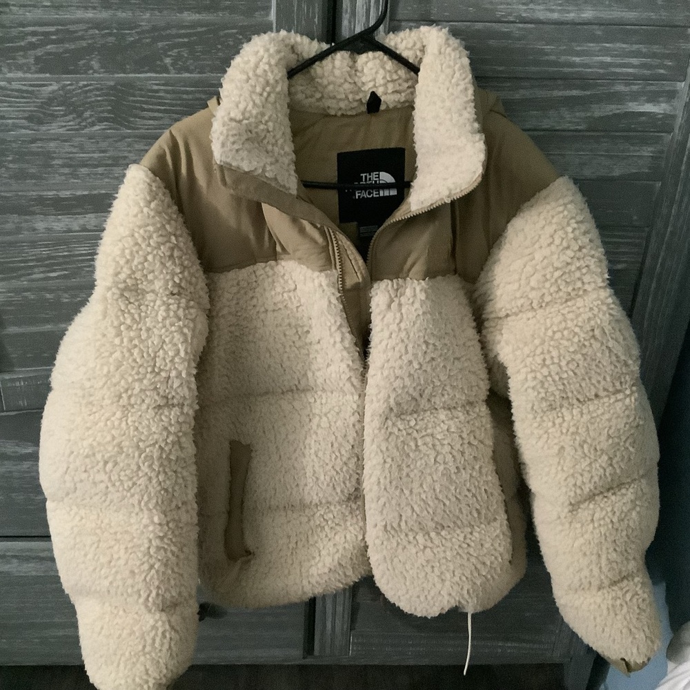 Authentic North face coat size Men’s Medium, women’s large.